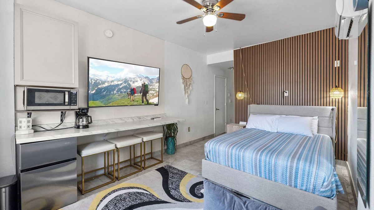 Flamingo/Lummus Hotel | Marvelous hotel with AC in vibrant Miami Beach 2 minutes walking to Beach fumes