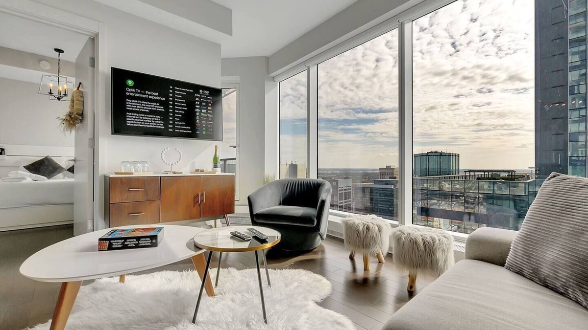 Downtown Edmonton Apartment | Mary - Downtown Luxury Suite with City Views