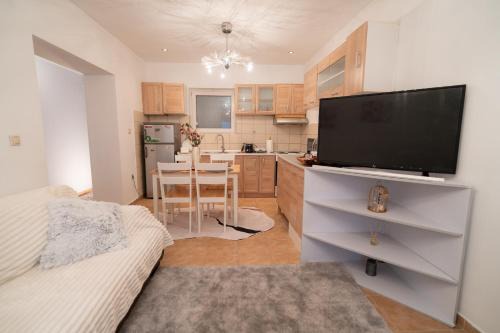 Naousa Apartment | Mary's Downtown Home - a stroll away from Mount Vermio