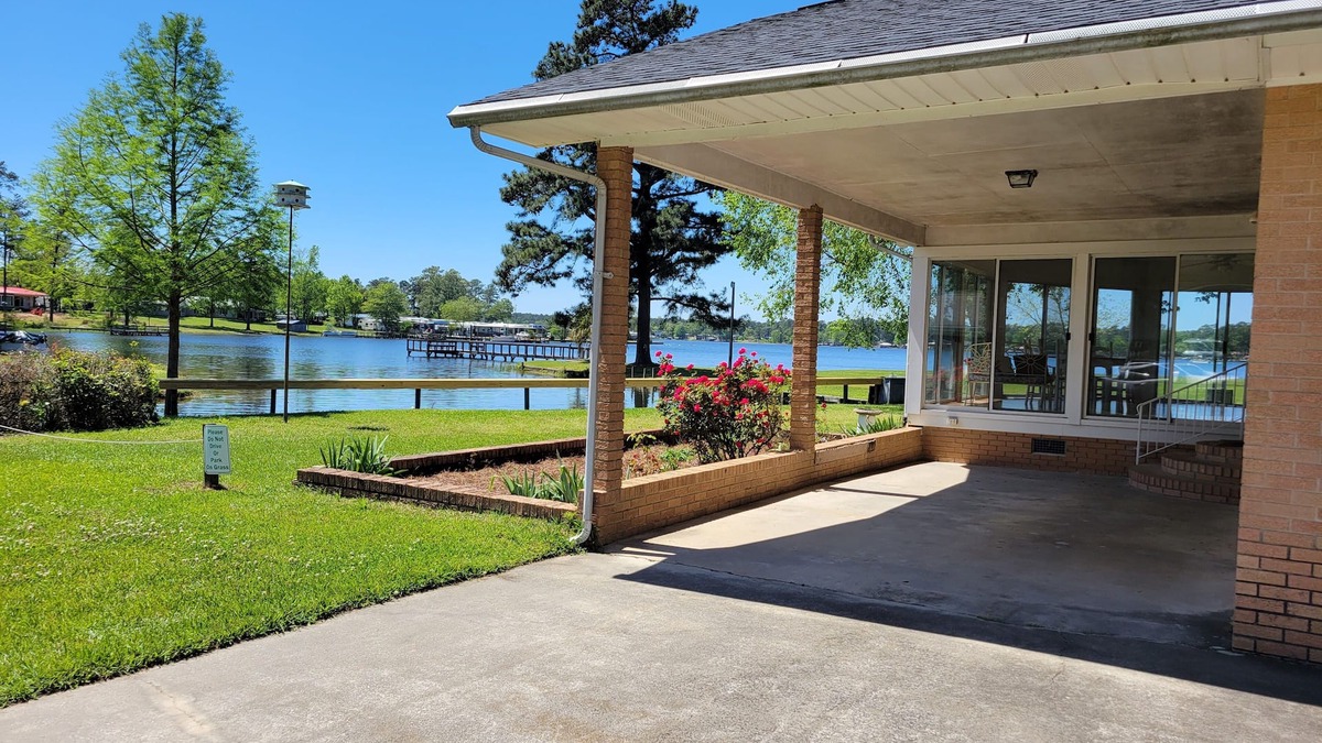 Manning House | Mary's Place -A waterfront home on Lake Marion