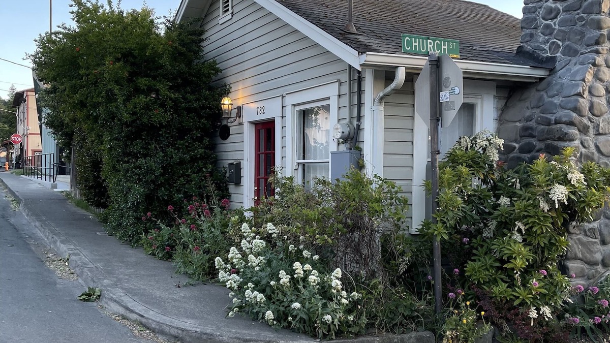 Garberville Cottage | Mary's Place is a historic cottage with private garden in the center of town.