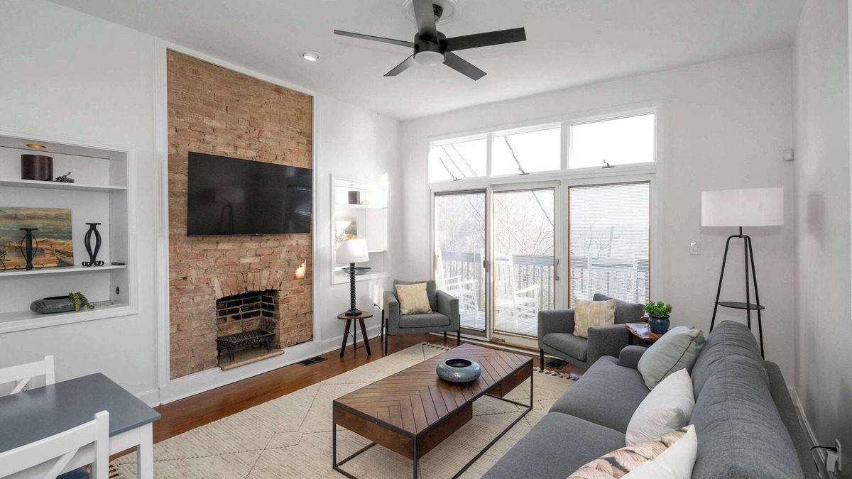 East Price Hill House | Maryland’s Incline Dist By Blackhouse – Chic 2 BDR