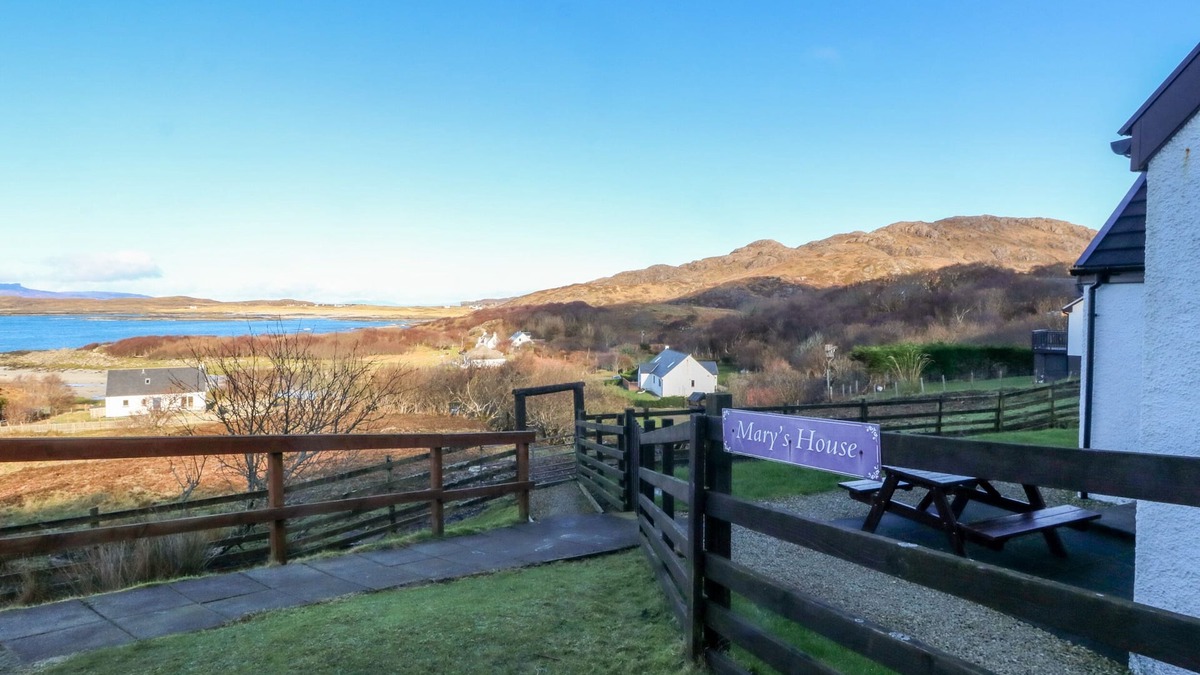 Ardnamurchan Peninsula Cottage | MARYS HOUSE, pet friendly, country holiday cottage in Kilchoan