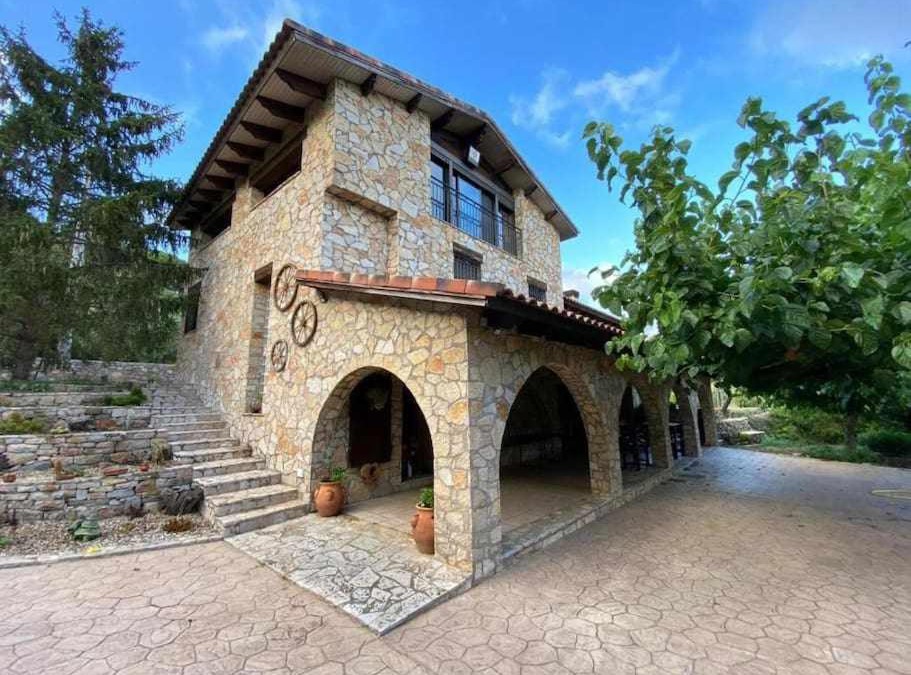 Riudecols House | Masía de piedra con piscina