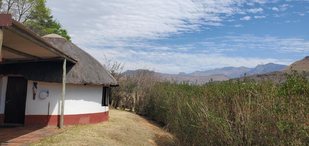 Drakensberg Gardens House | Mashai Rest Rondavel
