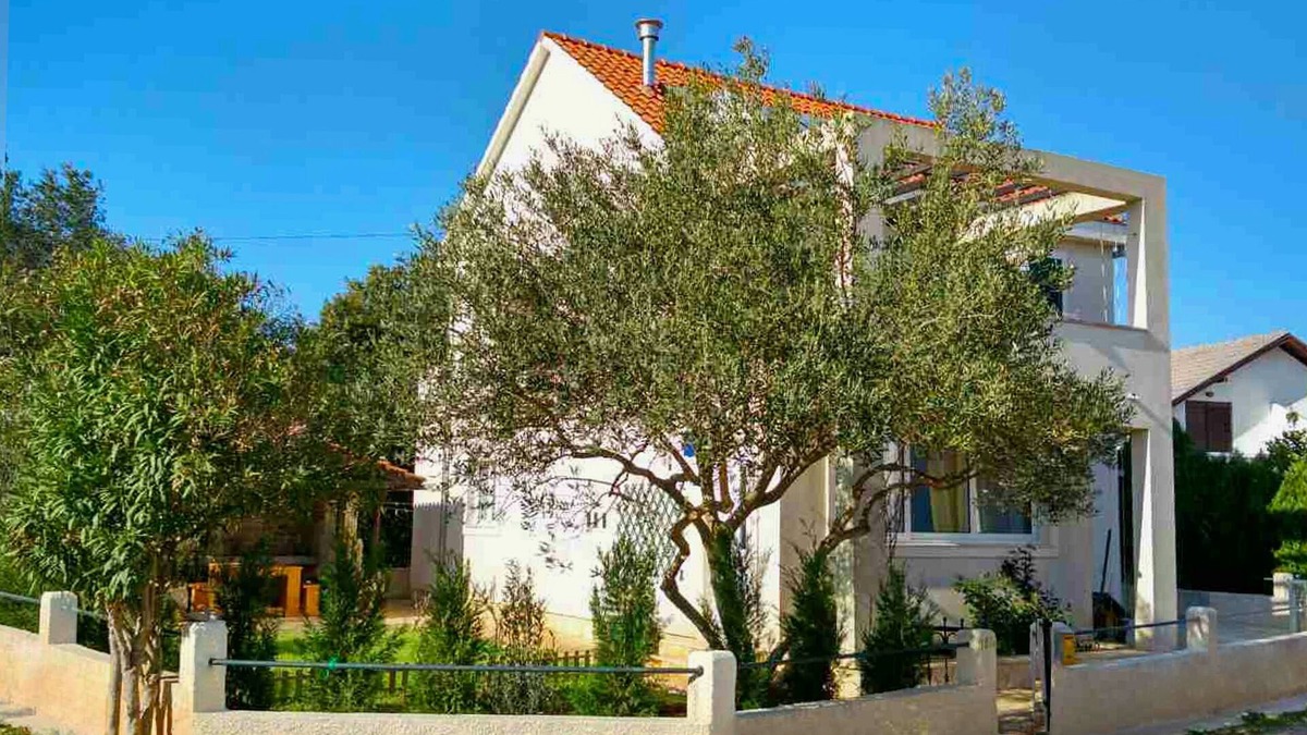 Rudina Apartment | Maslina Tree House (Hvar) - Modern apartment with garden close to the sea