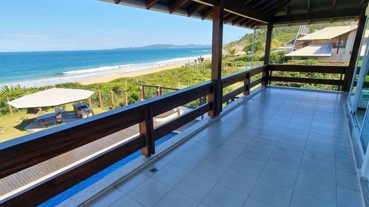 Balneario Camboriu House | Masonry House Facing the Sea with Very High Standard in Estaleirinho Beach!