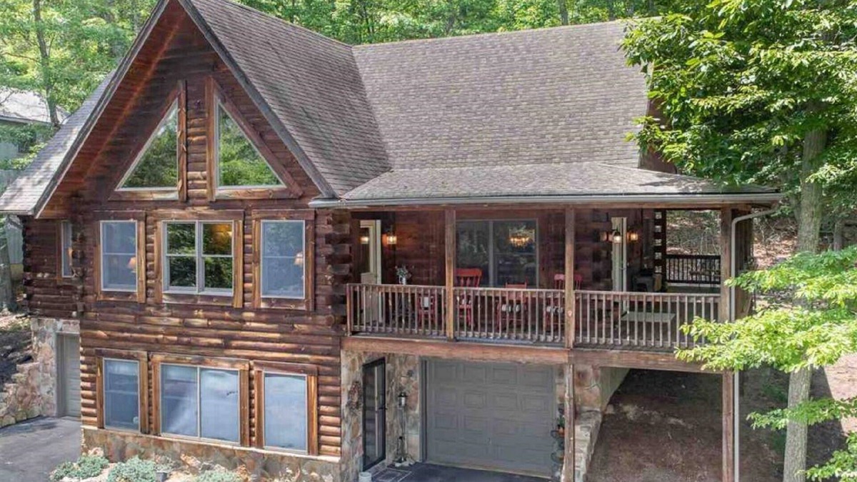 McGaheysville Cabin | Massanutten Resort log home slope views-Walk to slopes and amenities