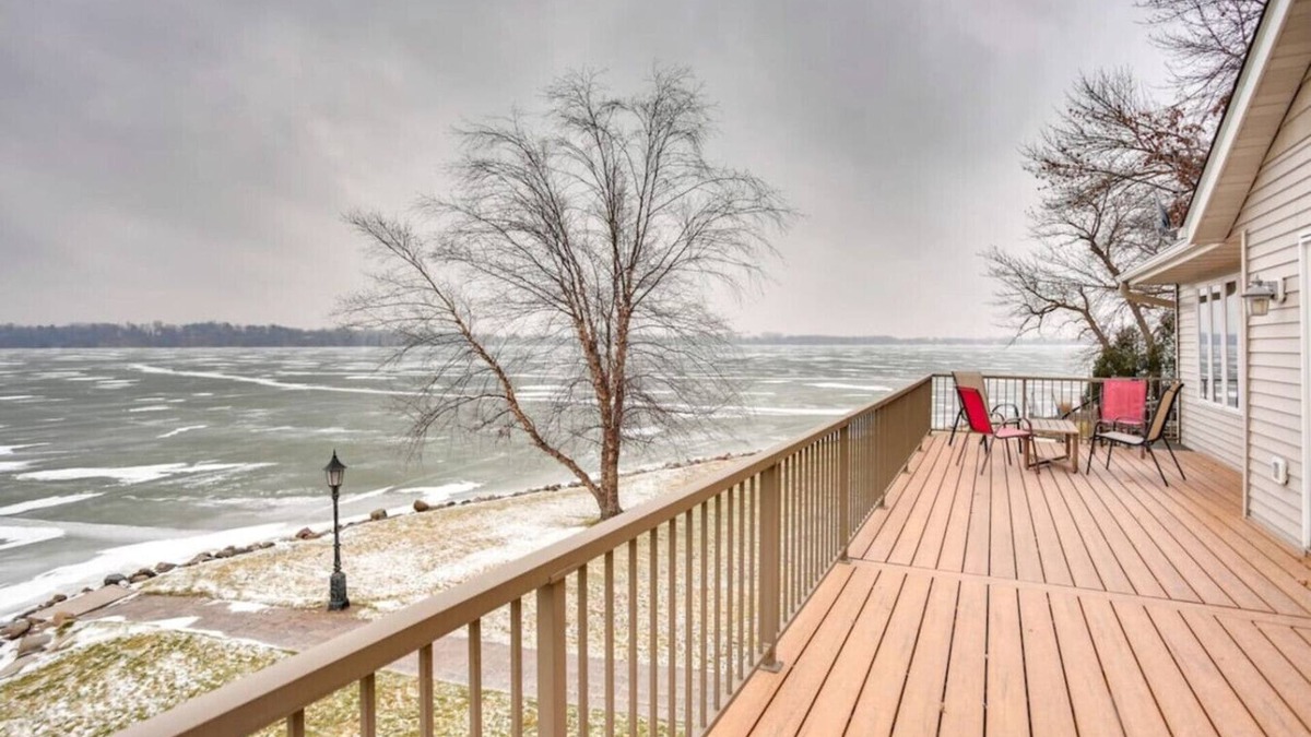 Howard Lake House | Massive 3 bedroom on the Lake!