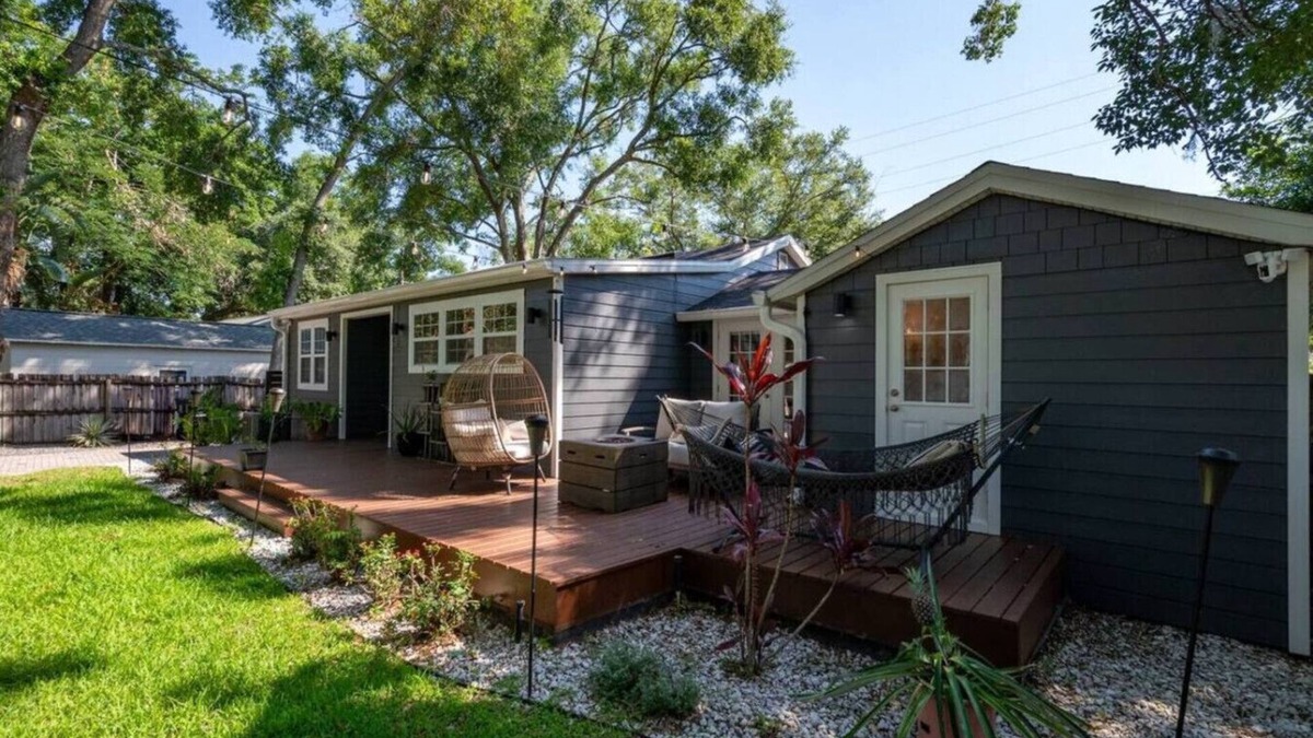 Lake Como House | Massive 3 bedroom with large backyard