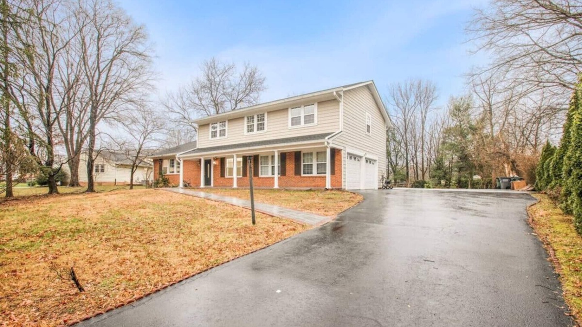 Wolf Trap House | Massive 4 bedroom with tons of space!