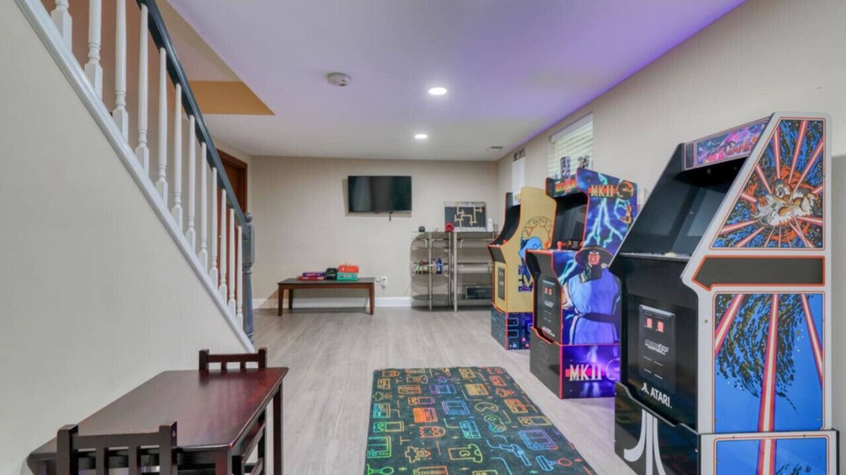 Baltimore House | Massive 5 bedroom with a gameroom!