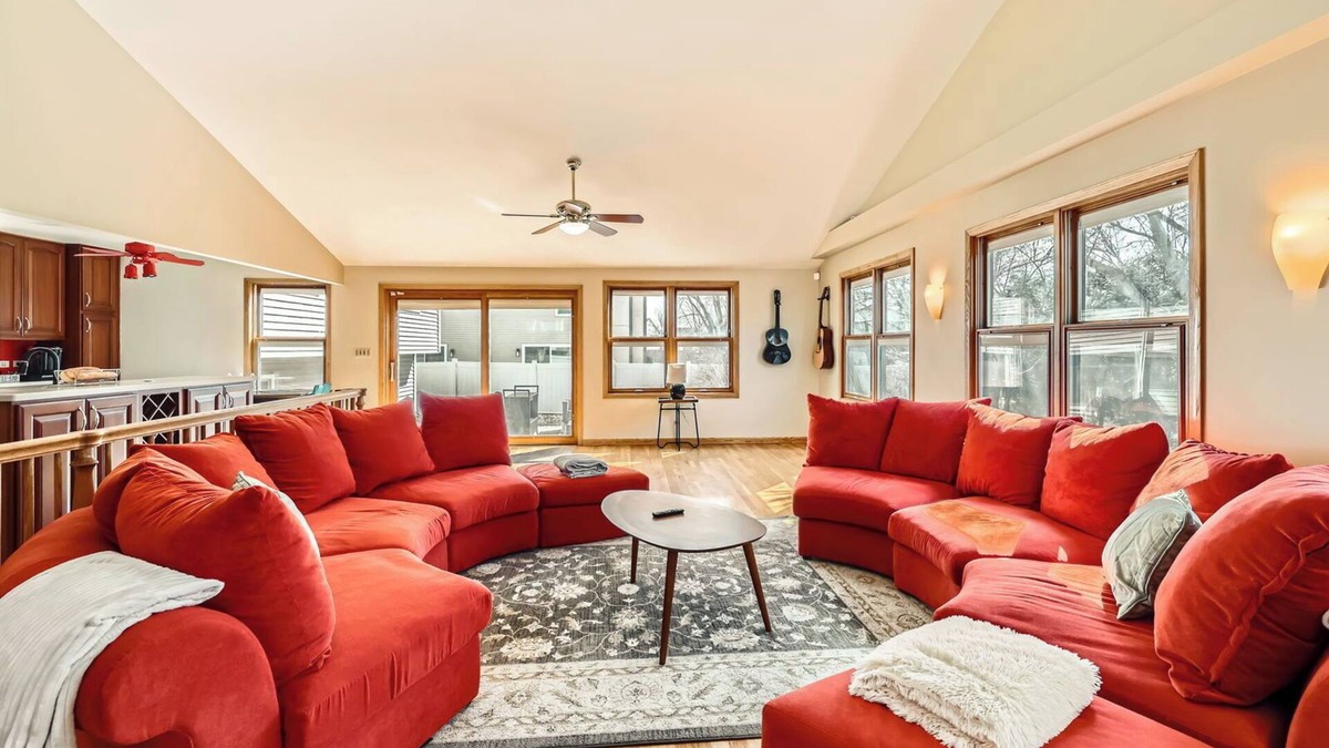 Lake Zurich House | Massive 5BR, 4-level 3,300 sq ft House, PokerRoom,PoolTable, Darts, Bowling