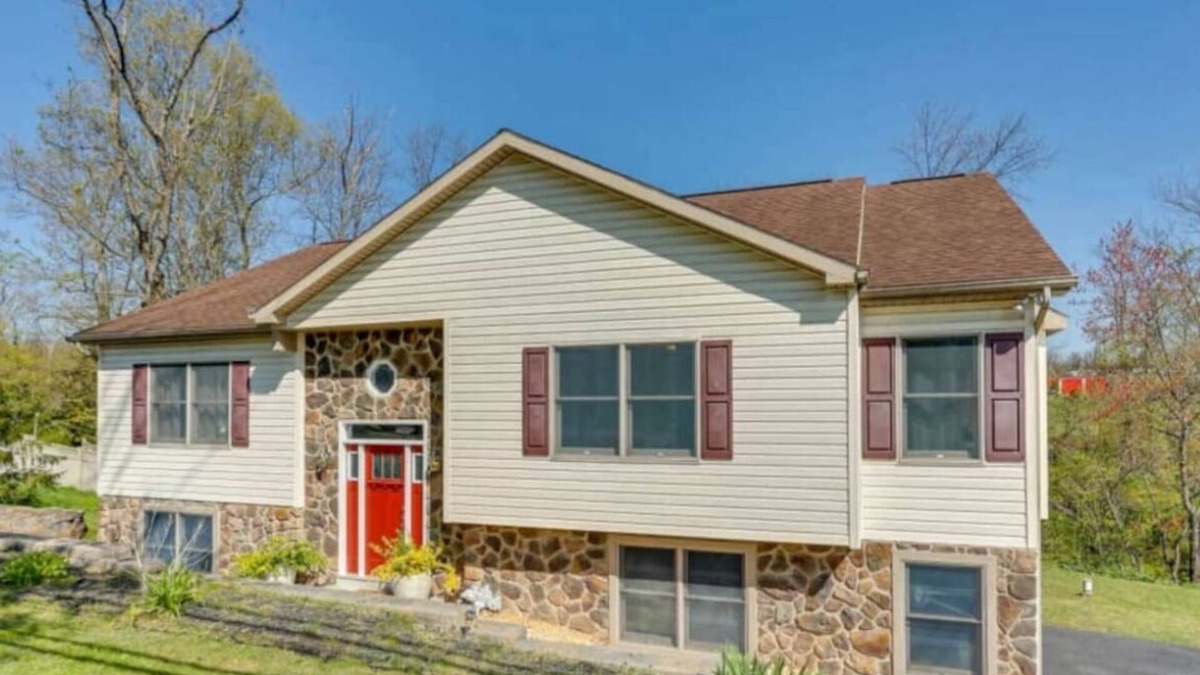 Harrisburg House | Massive 6 bedroom with Hot Tub!