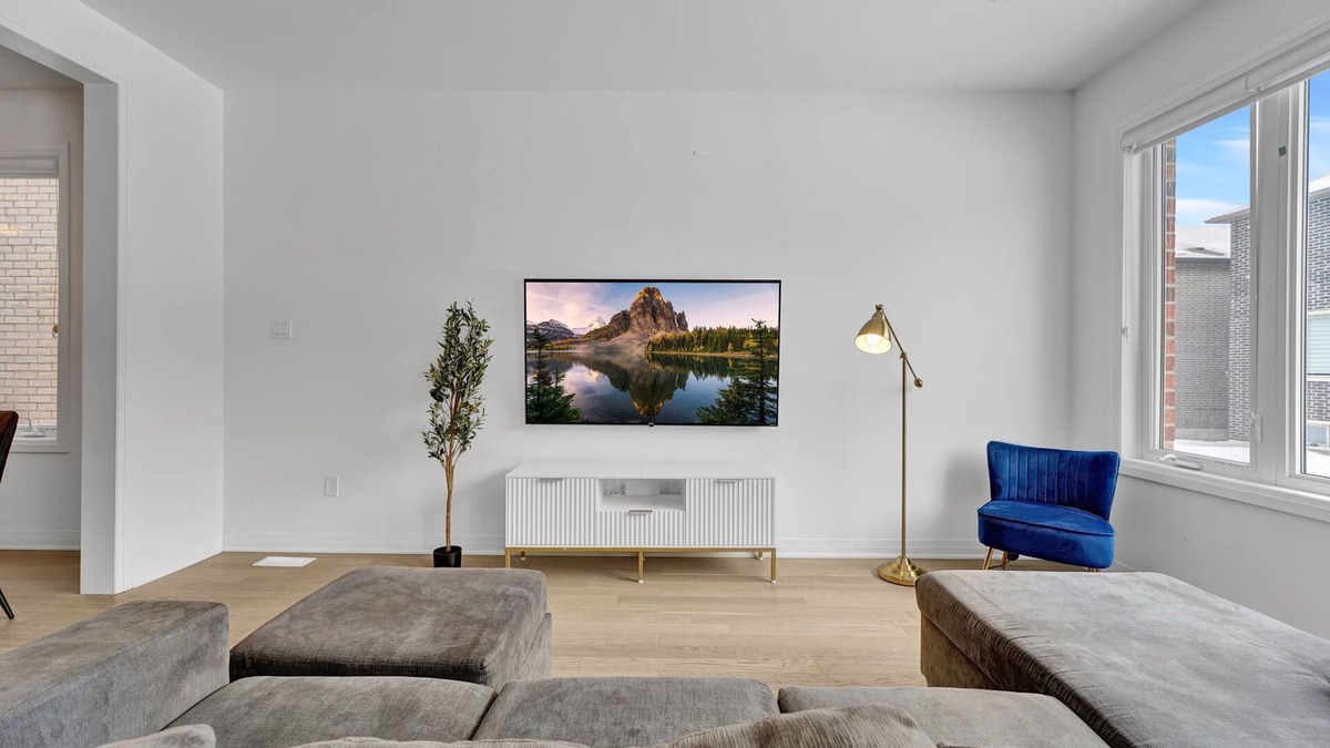 Kitchener House | Massive 8 Bed Luxury Estate+65" TV+Free Parking