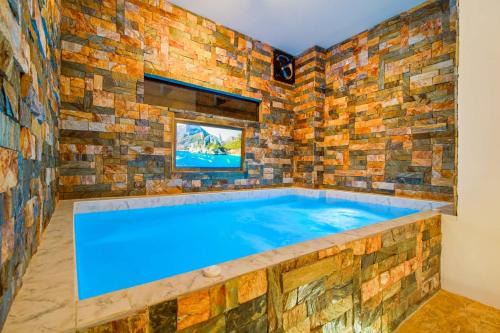 Zona Rosa Apartment | Massive Jacuzzi - 6 Bedroom with Private Bathroom - 1 block from LLeras P11