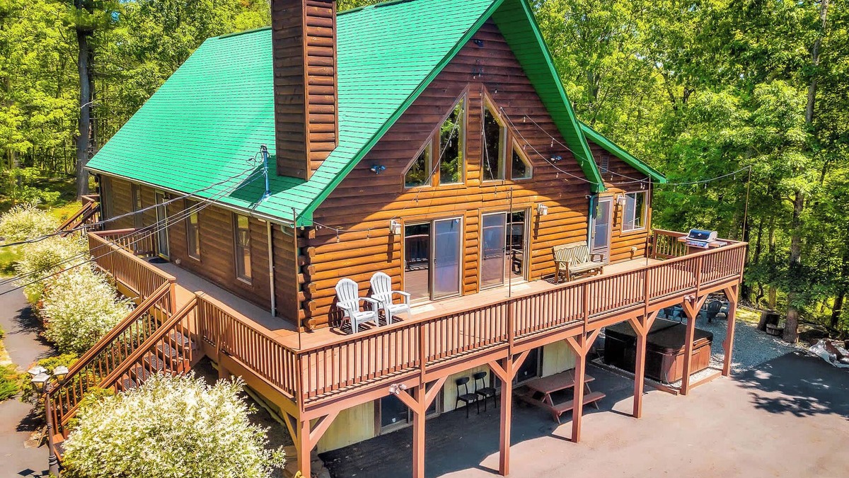 Lakeville Cabin | Massive Log Chalet with Hot Tub