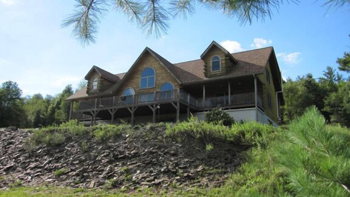 Kunkletown Cabin | Massive Log Home near Blue Mountain