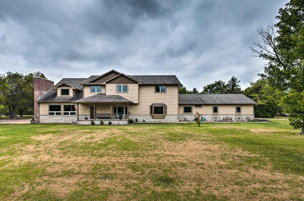 Peck House | Massive Peck Home with Woods and Creek to Explore