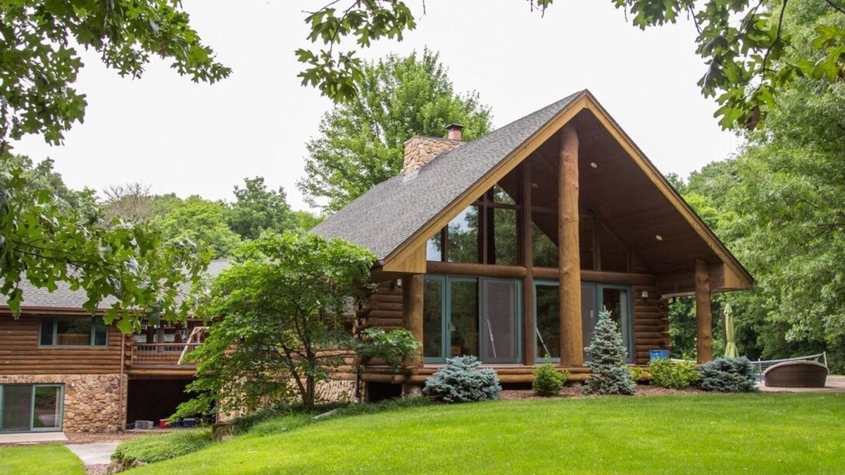 Fenton House | Massive Private Family Log Cabin Lodge: Pool, Pickleball-Fun for All! 100+ acres