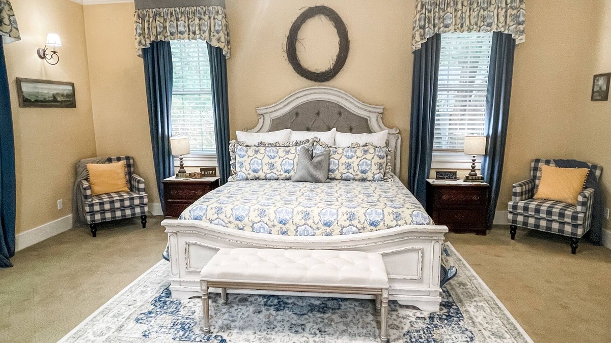 Jefferson House | Massive Room - King Bed-Fireplace-10' Ceilings-50" Widescreen TV