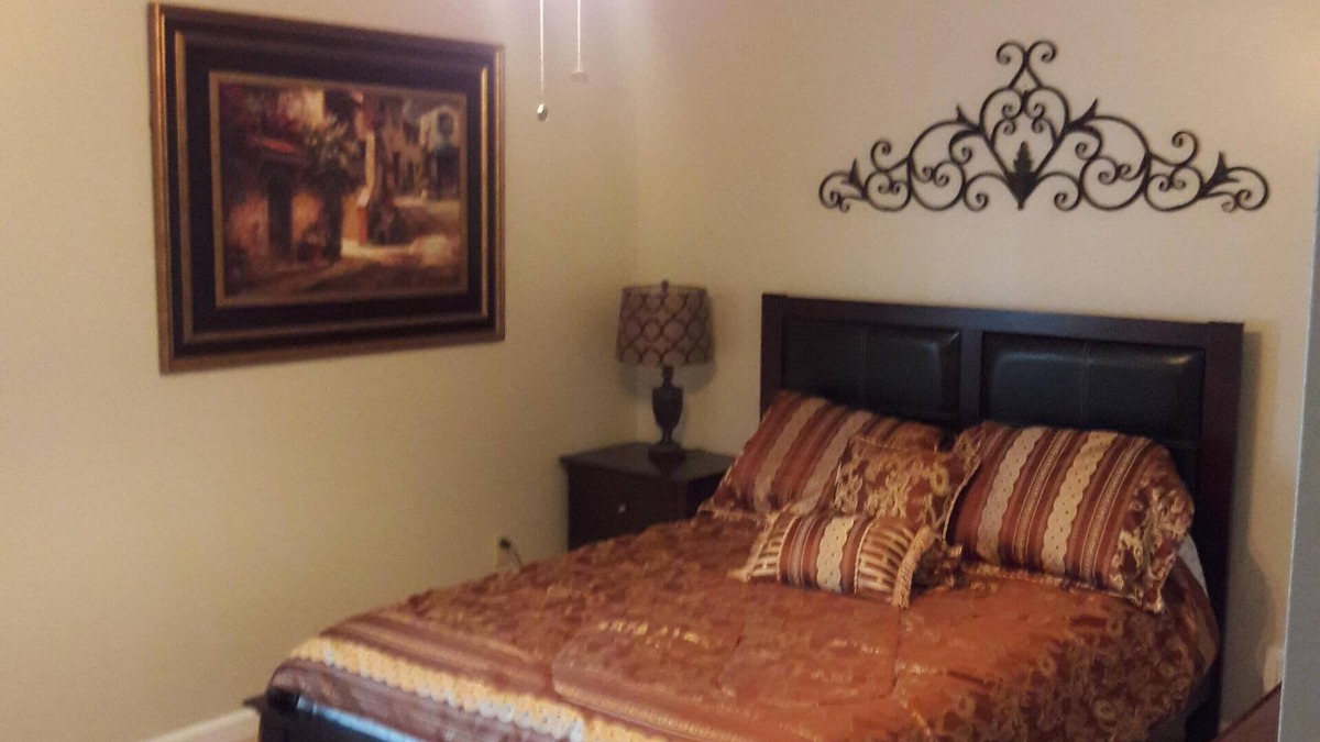 Lawrenceville House | Master bedroom & bathroom