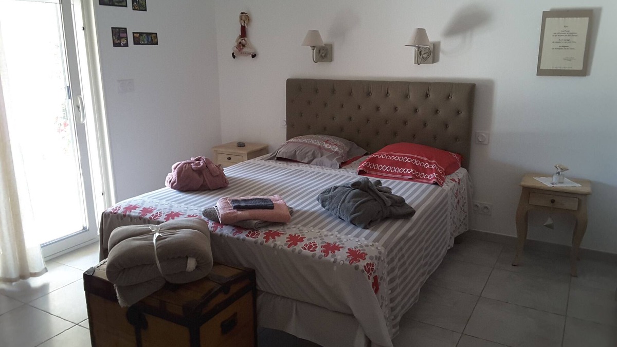 Saint-Maximin House | Master bedroom - swimming pool - quiet - 4km from Uzès B & B