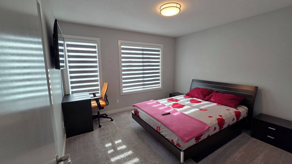 Southwest Edmonton House | Master Bedroom with Ensuite Bathroom close to Edmonton Airport!