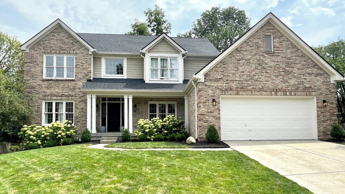 Fishers House | Master King Suite, Game Room, Private Backyard on Golf Course