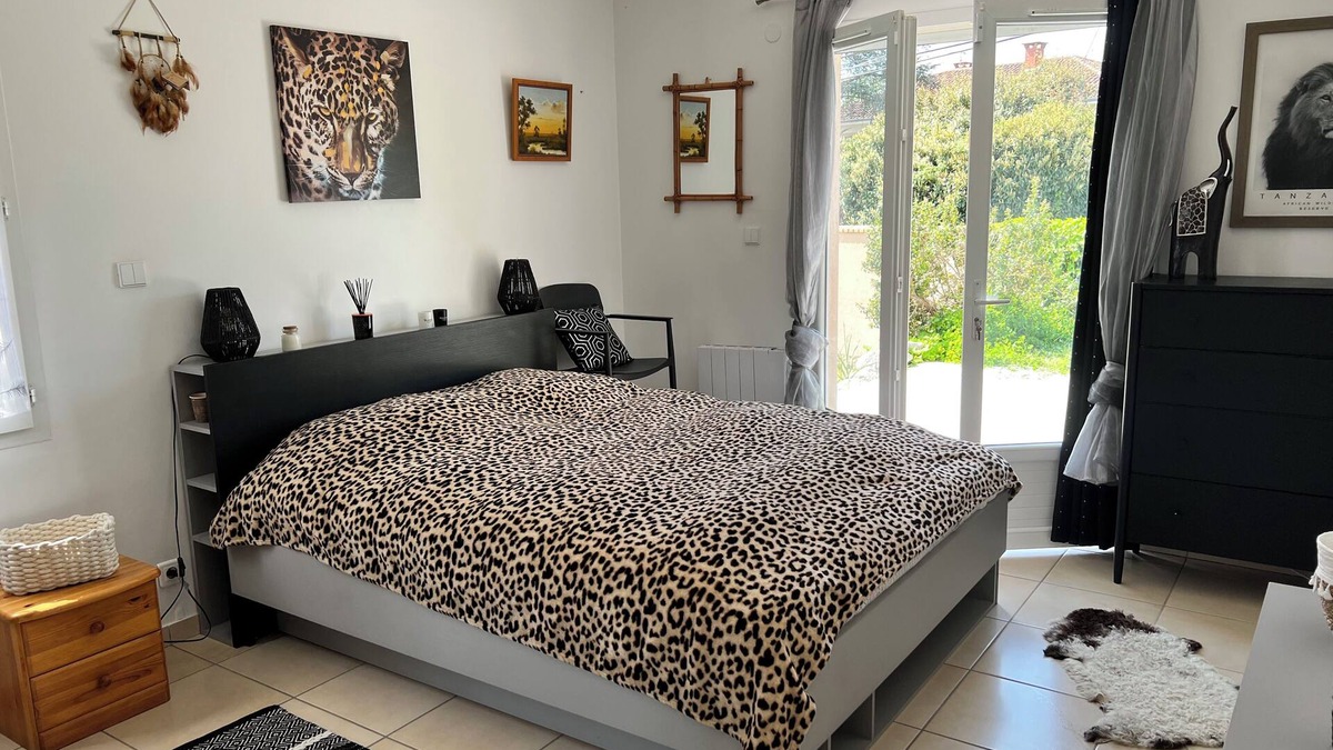 Gaillac Bed & Breakfast | Master suite in single-storey house with terrace