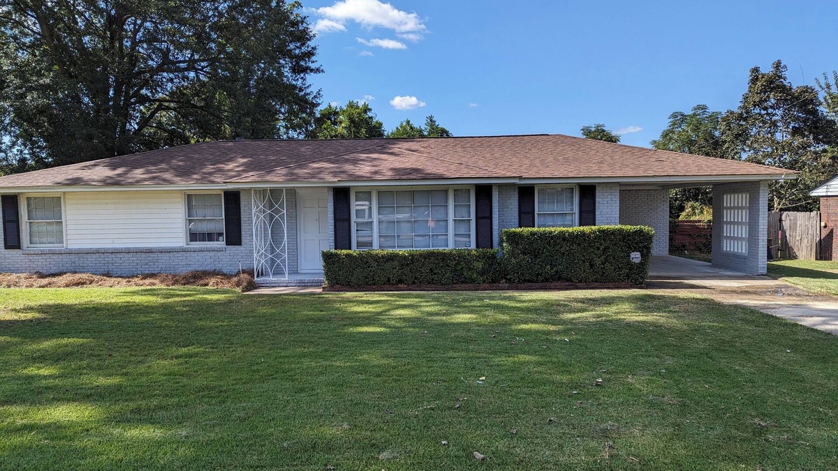 National Hills House | MASTERS GOLF RENTAL~ACROSS STREET FROM ANG~WALK TO THE COURSE~