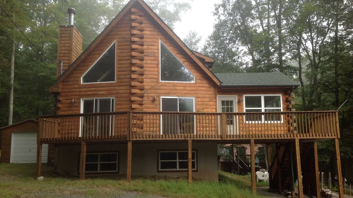 Lackawaxen Ski Chalet | Masthope-LOG CHALET-On Ski Mountain,near DelawareRiver/Pool/Lake-4Br/3B/sleeps12