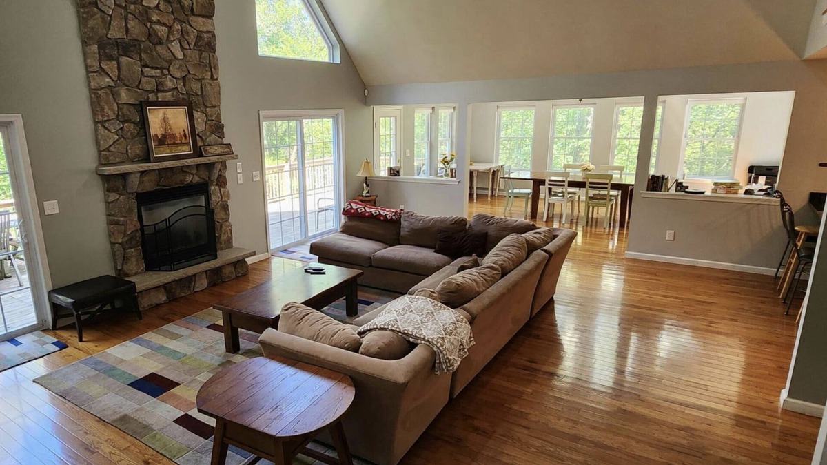 Lackawaxen Ski Chalet | Masthope Spacious 5 Bdrm chalet on cul de sac, wood burning Pizza Oven and Bar