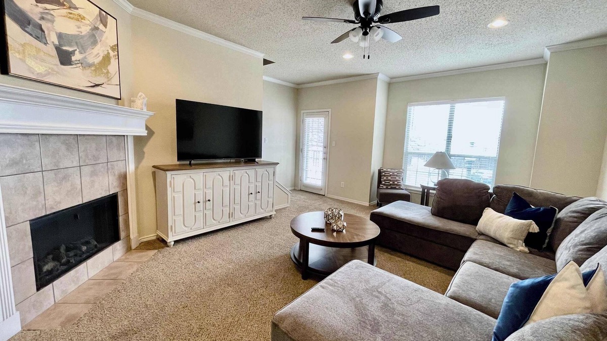 South Overton House | Matador on Main - 3BR/3.5BA - Walk to Tech