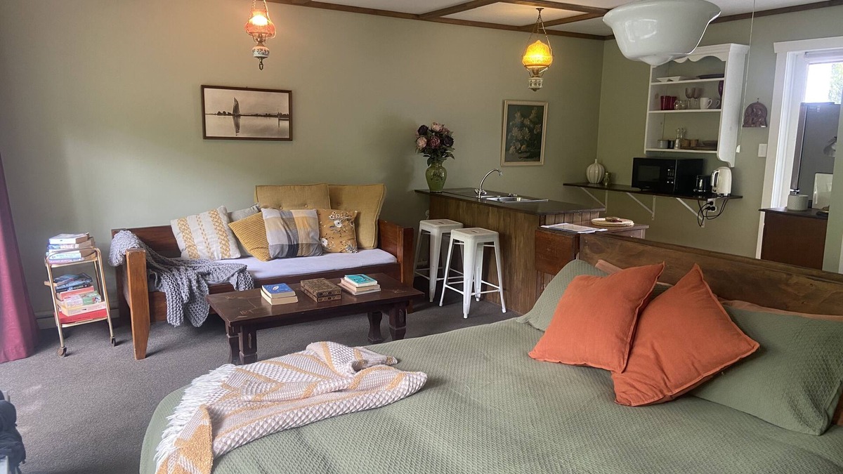Matakana Cottage | Matakana Waterfall Hideaway & Retro Store