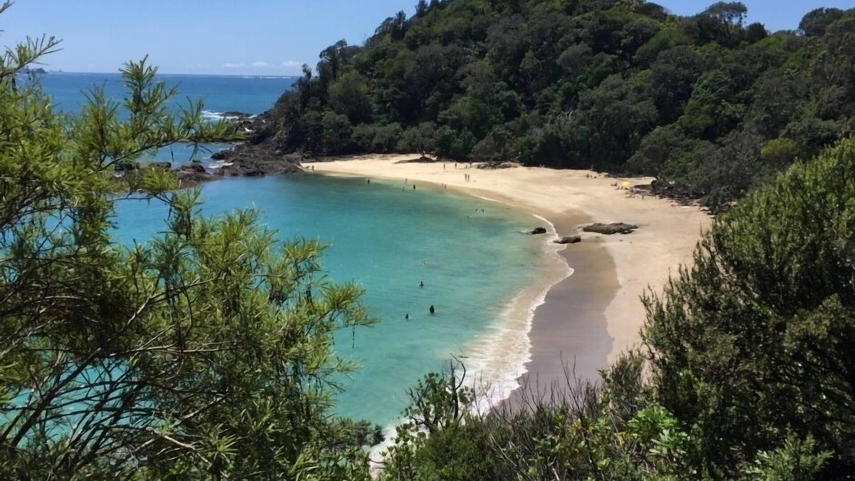 Matapouri House | Matapouri Beach Hut, Tutukaka Coast. Pleasant 10 minute walk to beach