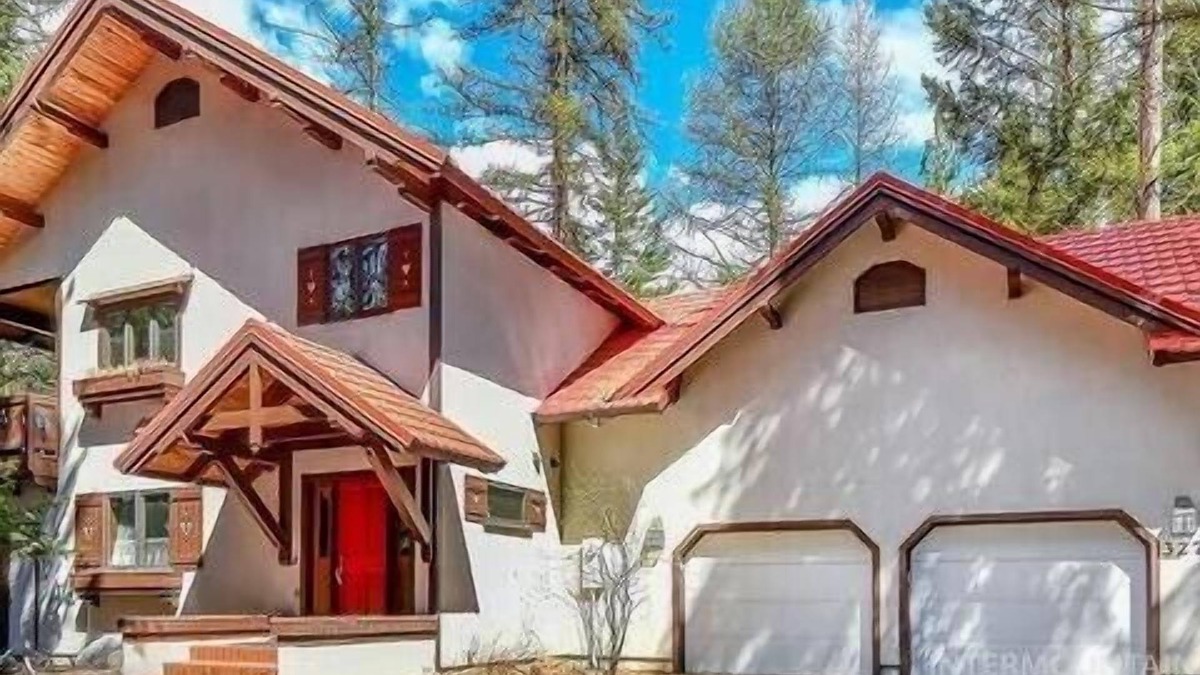 McCall Ski Chalet | Mather Chalet in the Heart of McCall +3000 sq ft, game & bunk room, 2 fireplaces