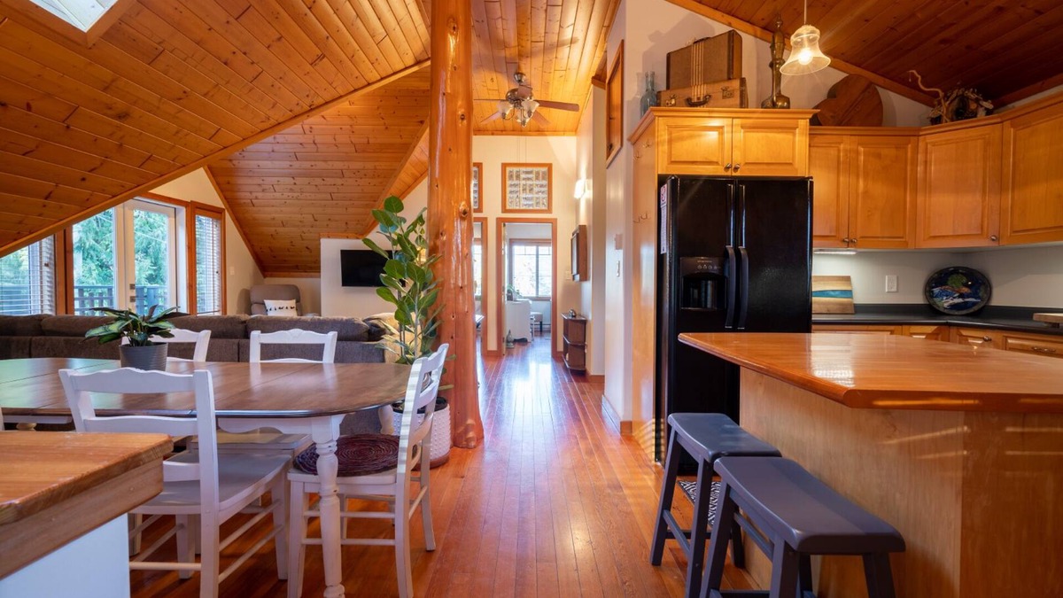 Metchosin Apartment | Matheson Lake Guest House