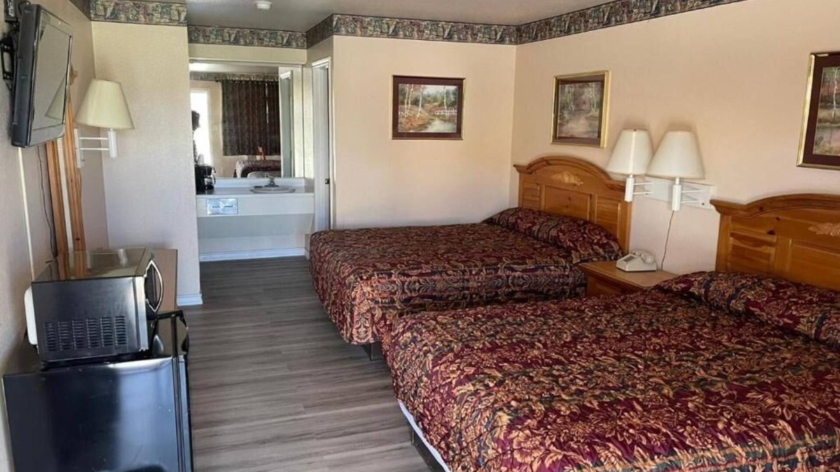 Mathis Hotel | Mathis Stay Near Local Restaurants and Lake Corpus + Parking