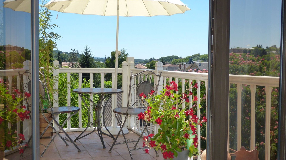 Sarlat-la-Caneda Apartment | Matisse, delightful apartment in Sarlat. Ideal for couples. Free WiFi & parking