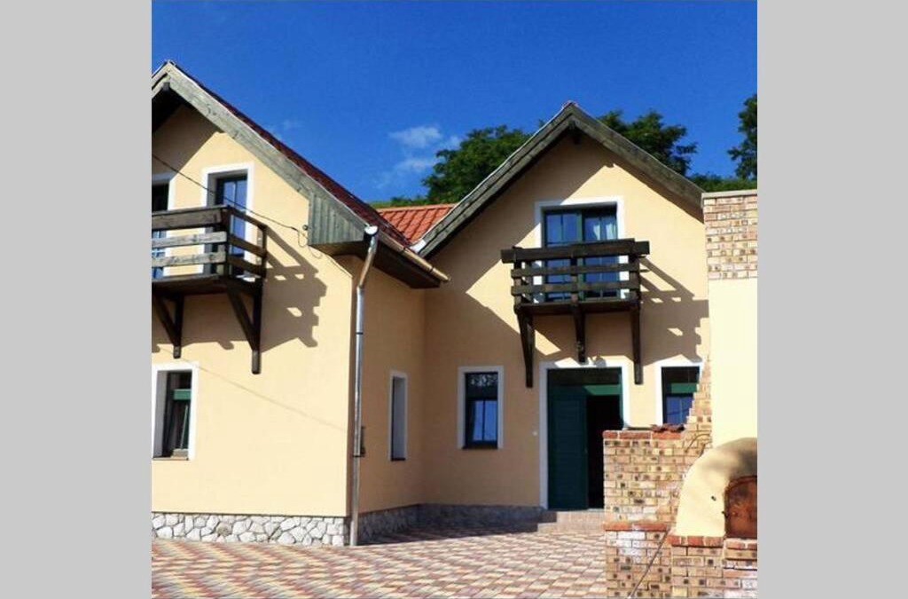 Ostoros Apartment | Matyó Rózsa Vendèghàz