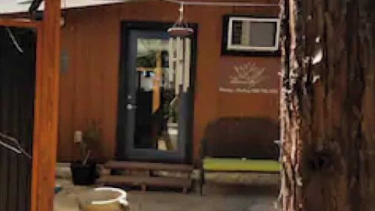 Glencoe Apartment | Maura's She Shed at the Trails End" private studio in the mountains.