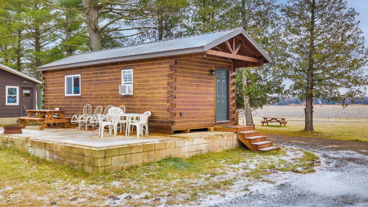 Mauston Apartment | Mauston Studio Cabin ~ 15 Mi to Wisconsin Dells!