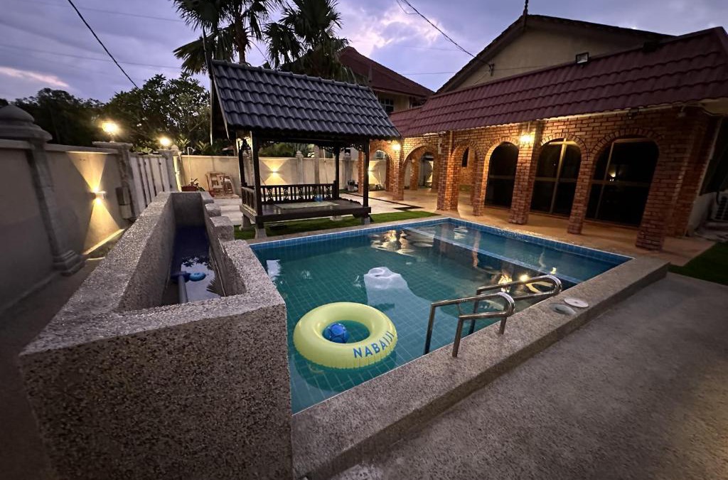 Kawasan Perindustrian Chendering House | Mawar 23 Chendering with Private Pool