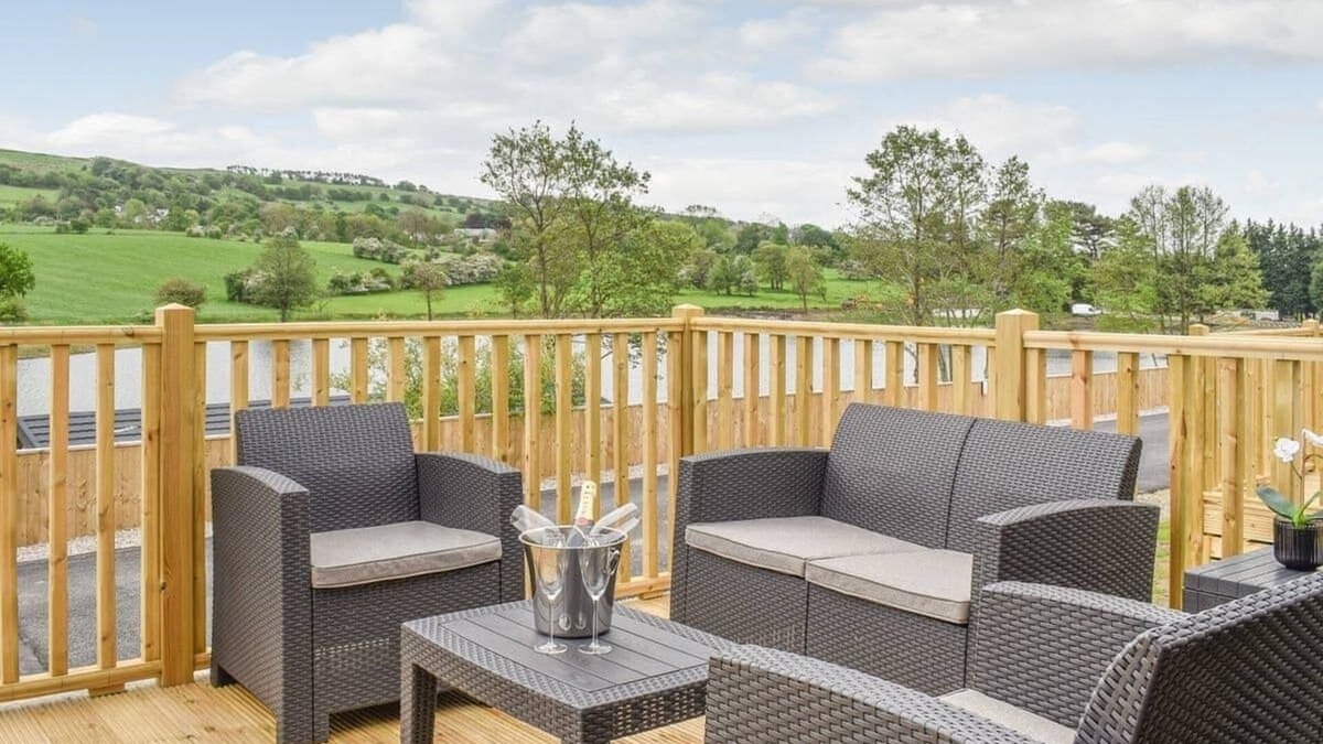 Fence Cabin | *MAY/JUNE discounts available in Luxury 2 bedroom, pet-friendly lodge.*