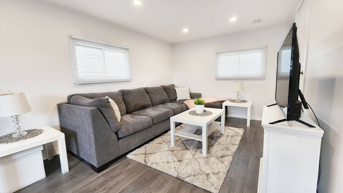 Niagara Falls Apartment | Maya's Guest House 1 BEDROOM APARTMENT NIAGARA FALLS WIFI FREE PARKING