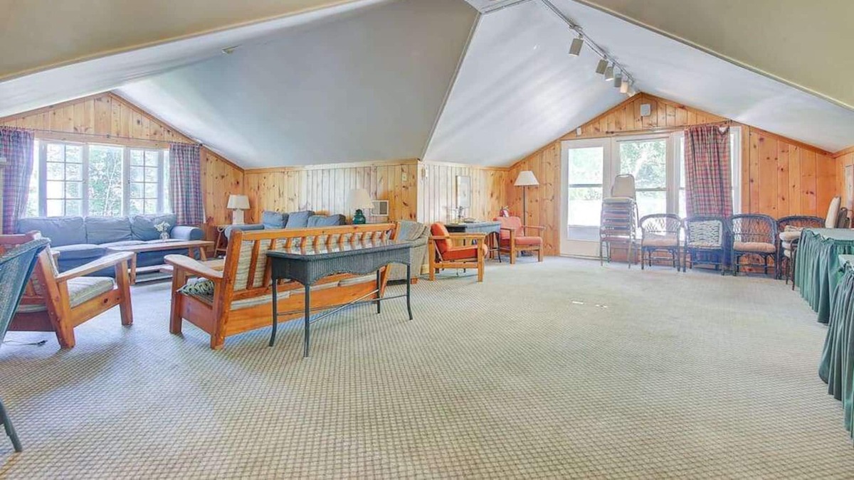 Georgina Cottage | Mayfair Cottage for large groups at Jackson Point (Mayfair)