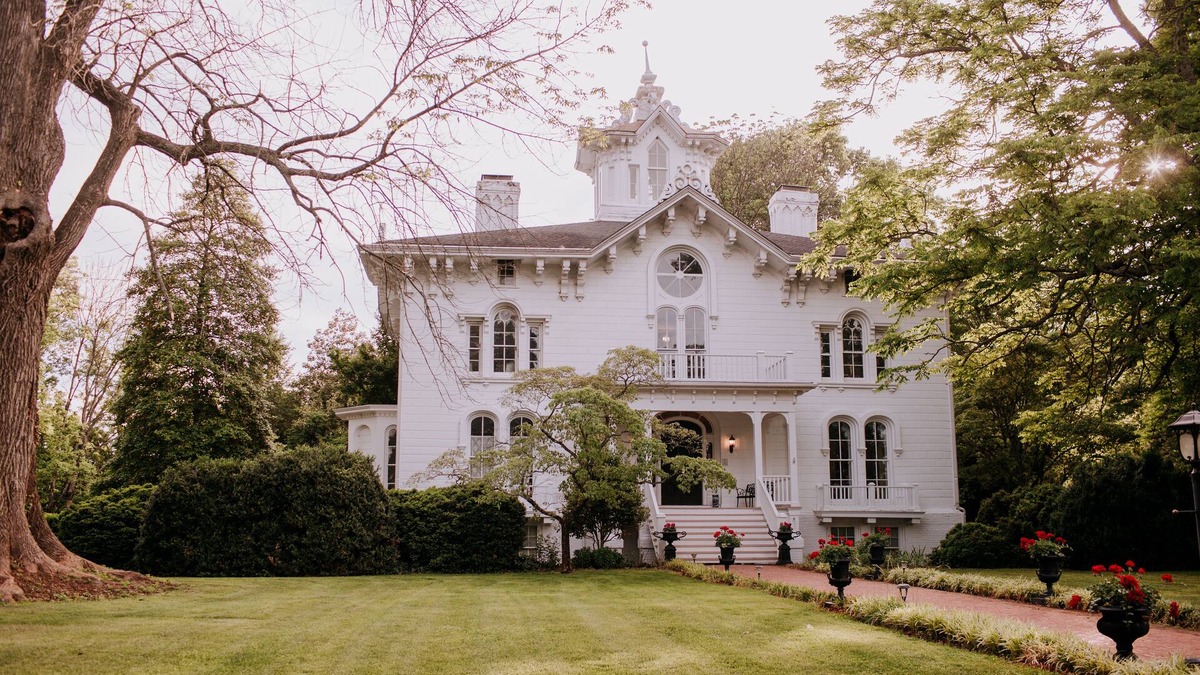 Orange Bed & Breakfast | Mayhurst Inn