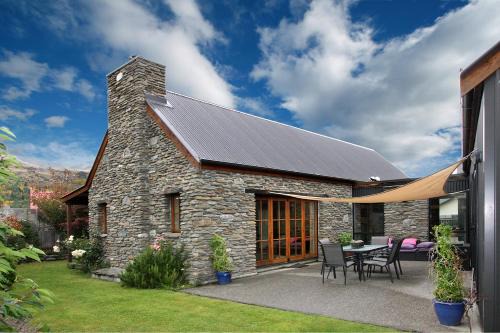 Arrowtown House | Maytime Cottage - Arrowtown Holiday Home