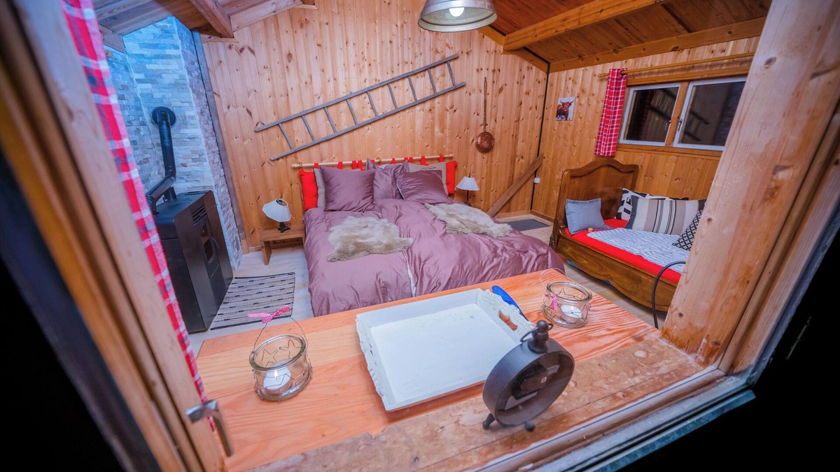 Monthey Cabin | Mazot Douillet de Montagne Isolé en Pleine Nature en Autonomie D'énergie
